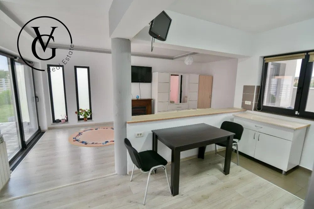 Vila P+1, deosebita, aproape de lac , zona Palazu Mare