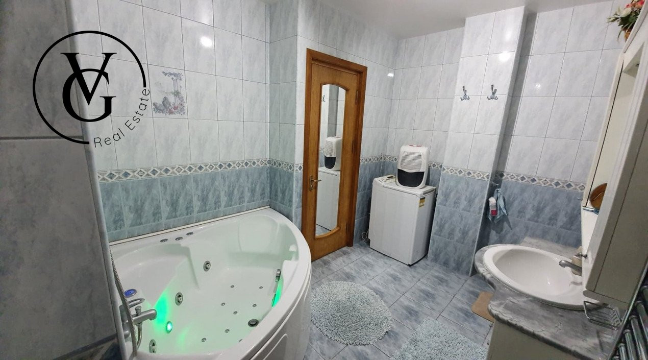 Apartament decomandat de 3 camere - 2 băi - zona Gara