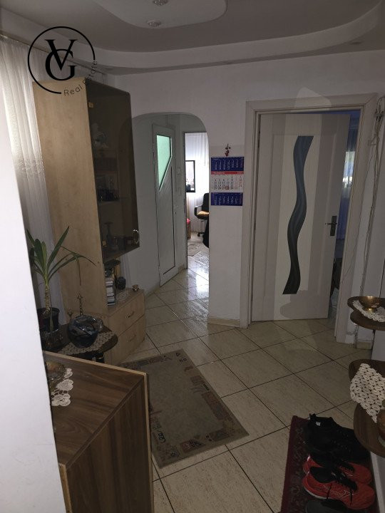 Apartament decomandat cu 3 camere - zona Tei