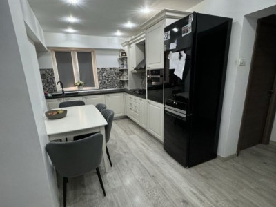 Apartament decomandat cu 3 camere - zona Parc Sebastian