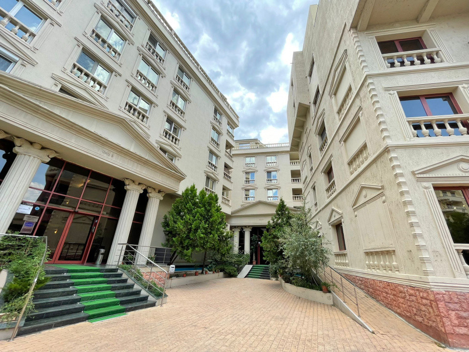 Apartament de 3 camere și curte privată - Parcare subterana