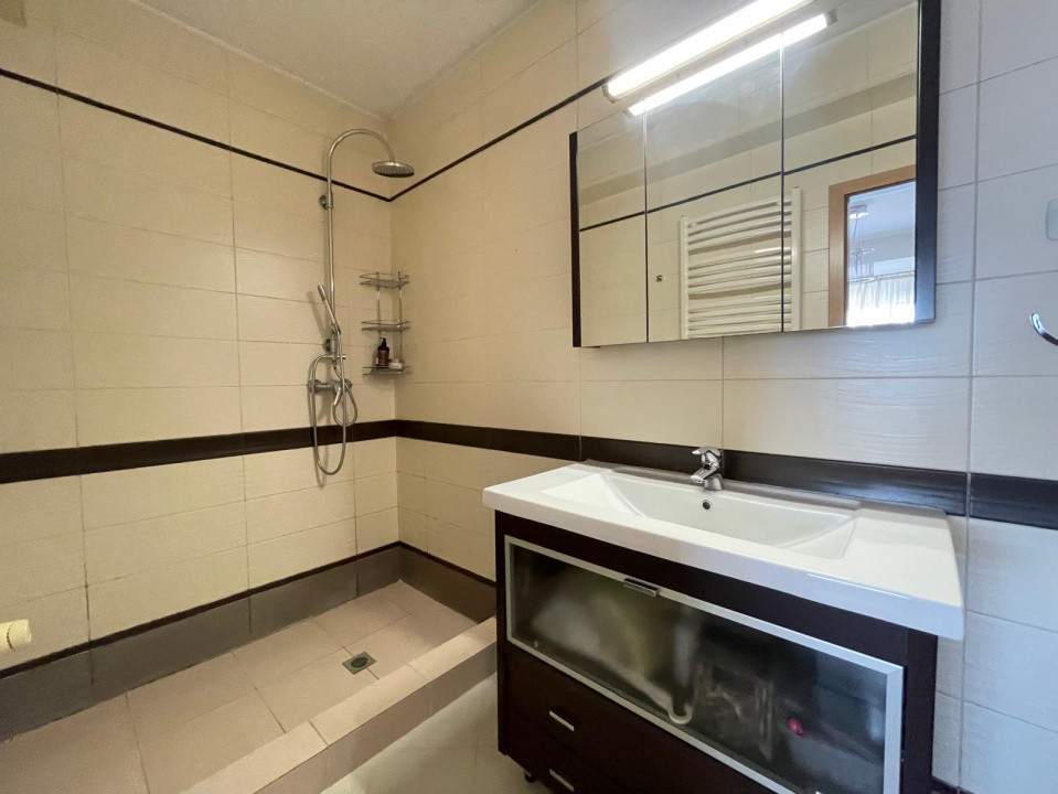Apartament cu 5 camere si terasa spatioasa + 2 locuri de parcare