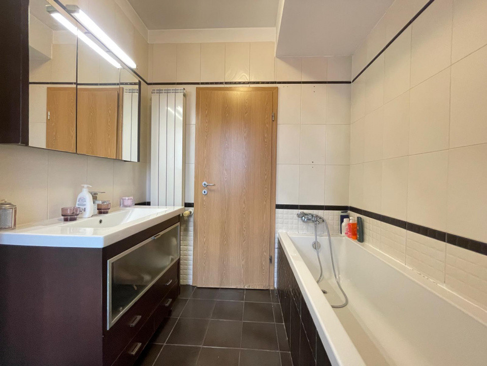 Apartament cu 5 camere si terasa spatioasa + 2 locuri de parcare