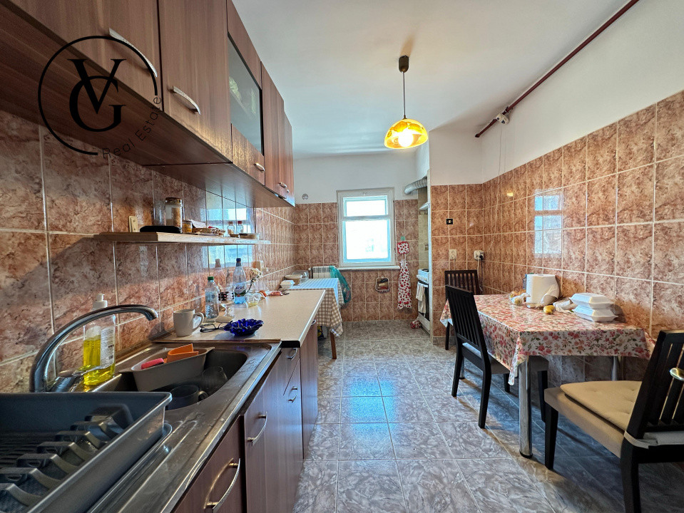 Apartament spatios 3 camere - zona Dacia - centrală termică