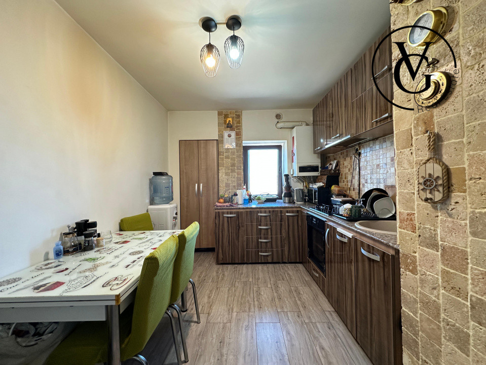 Apartament decomandat 3 camere - zona Gara - vedere spre mare