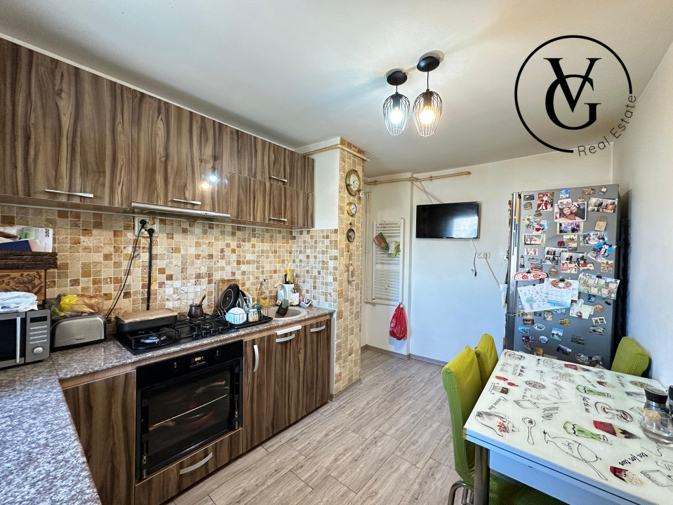 Apartament decomandat 3 camere - zona Gara - vedere spre mare