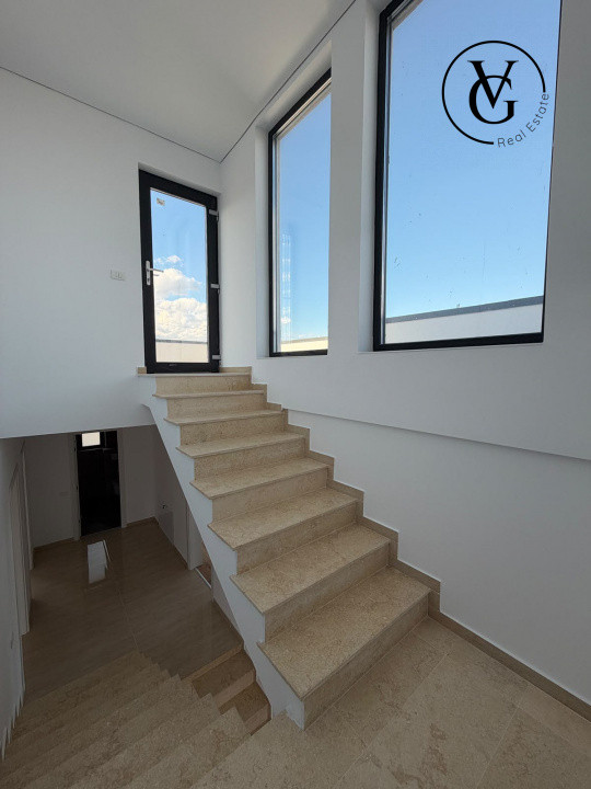 Vila modernă - finisată -terasă circulabila vedere lac și mare 