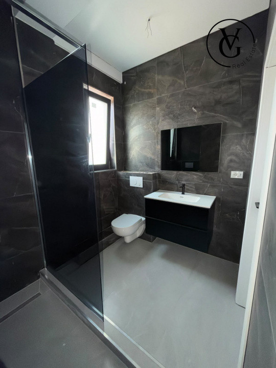 Vila modernă - finisată -terasă circulabila vedere lac și mare 