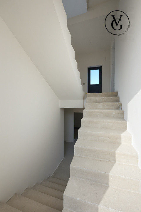 Vila modernă - finisată -terasă circulabila vedere lac și mare 