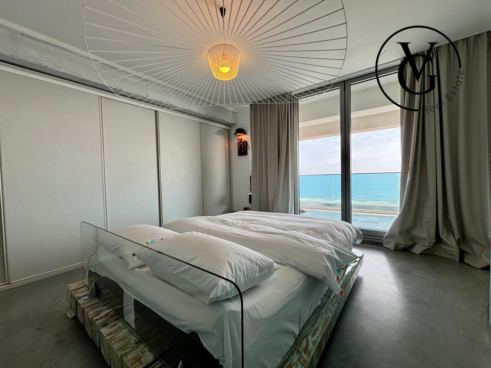 Apartament generos 3 camere- frontal mare - prima linie-parcare 