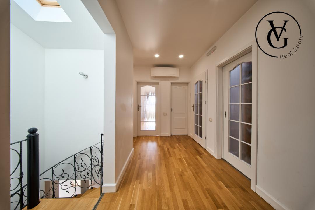 Vilă elegantă cu grădină și terasă – zonă liniștită, Centru 